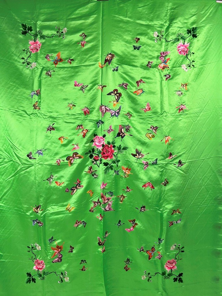 Une tenture en satin brodé d'une nuée de papillons et de pivoines - Chine Circa 1970-photo-3