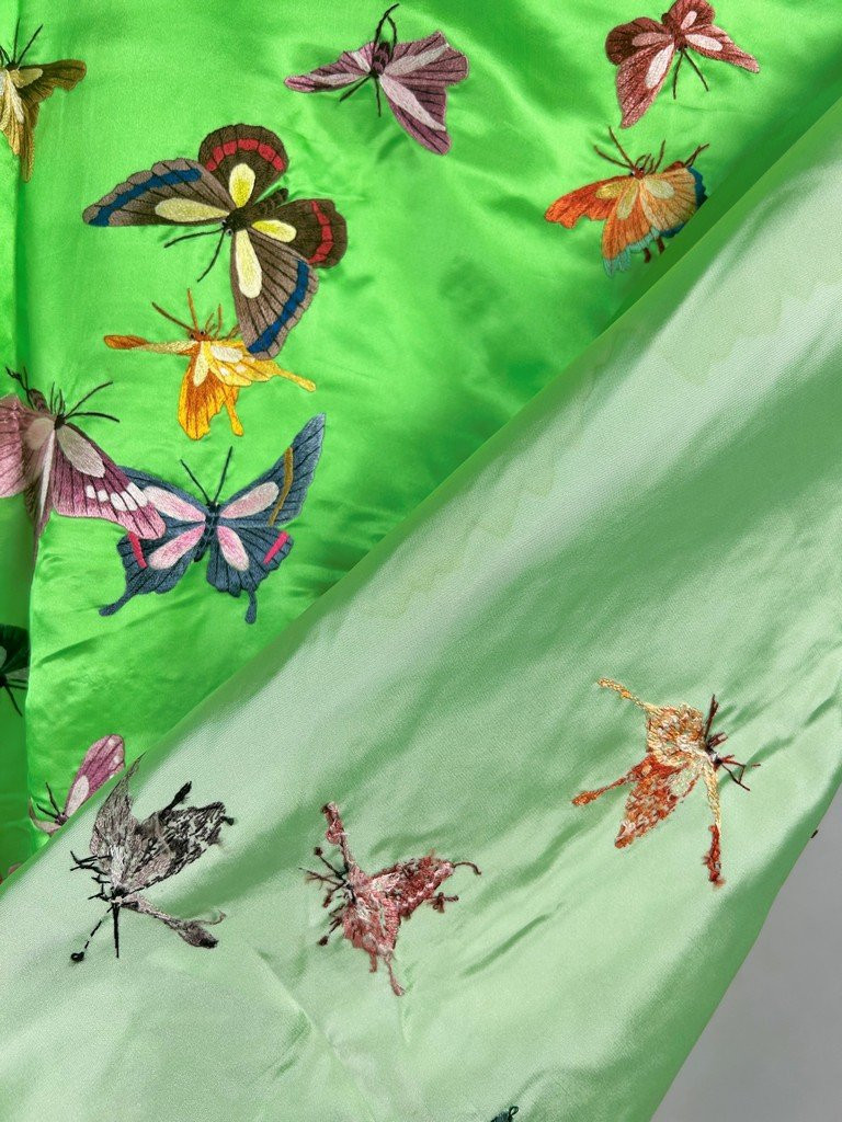 Une tenture en satin brodé d'une nuée de papillons et de pivoines - Chine Circa 1970-photo-4