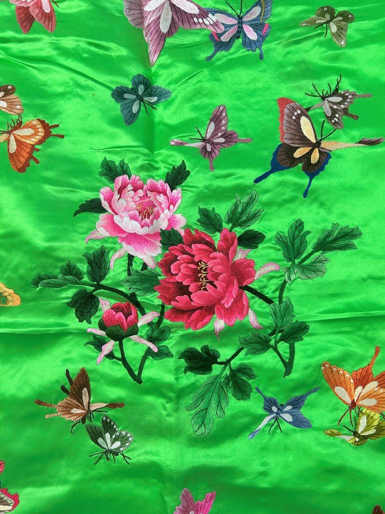 Une tenture en satin brodé d'une nuée de papillons et de pivoines - Chine Circa 1970-photo-2