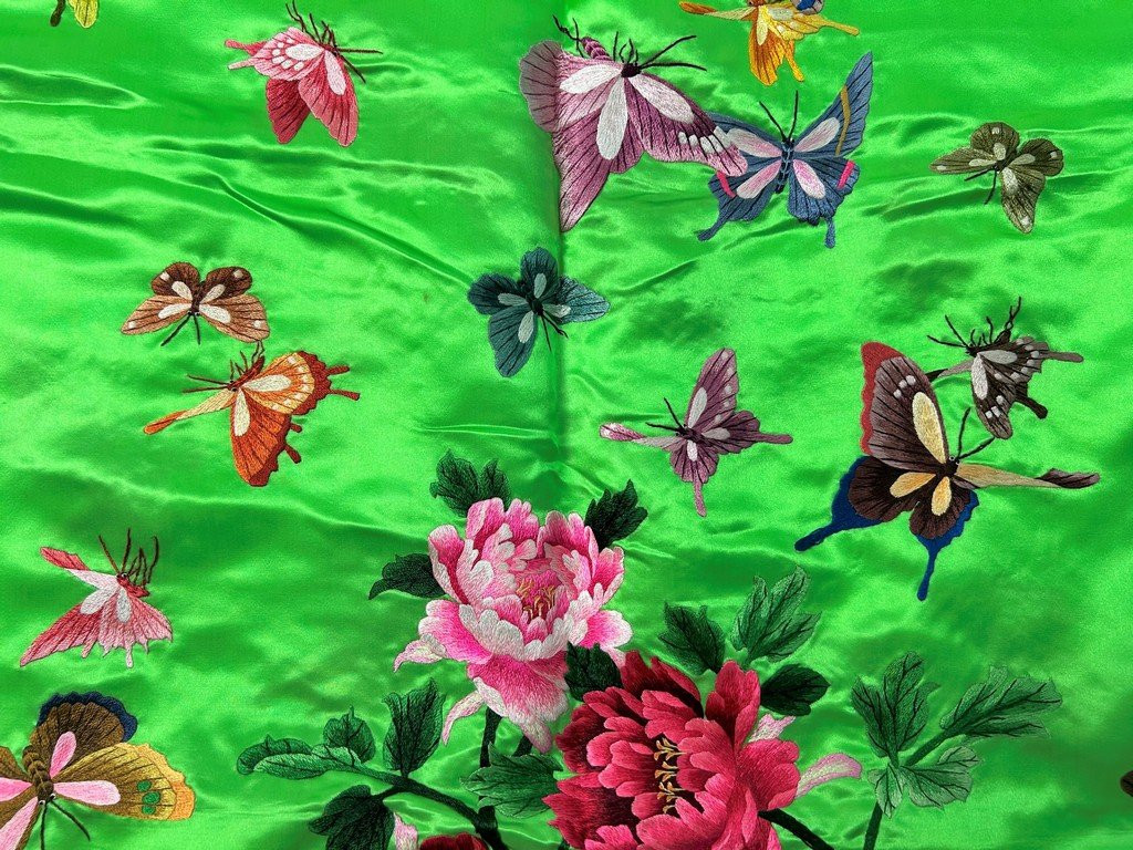 Une tenture en satin brodé d'une nuée de papillons et de pivoines - Chine Circa 1970-photo-3