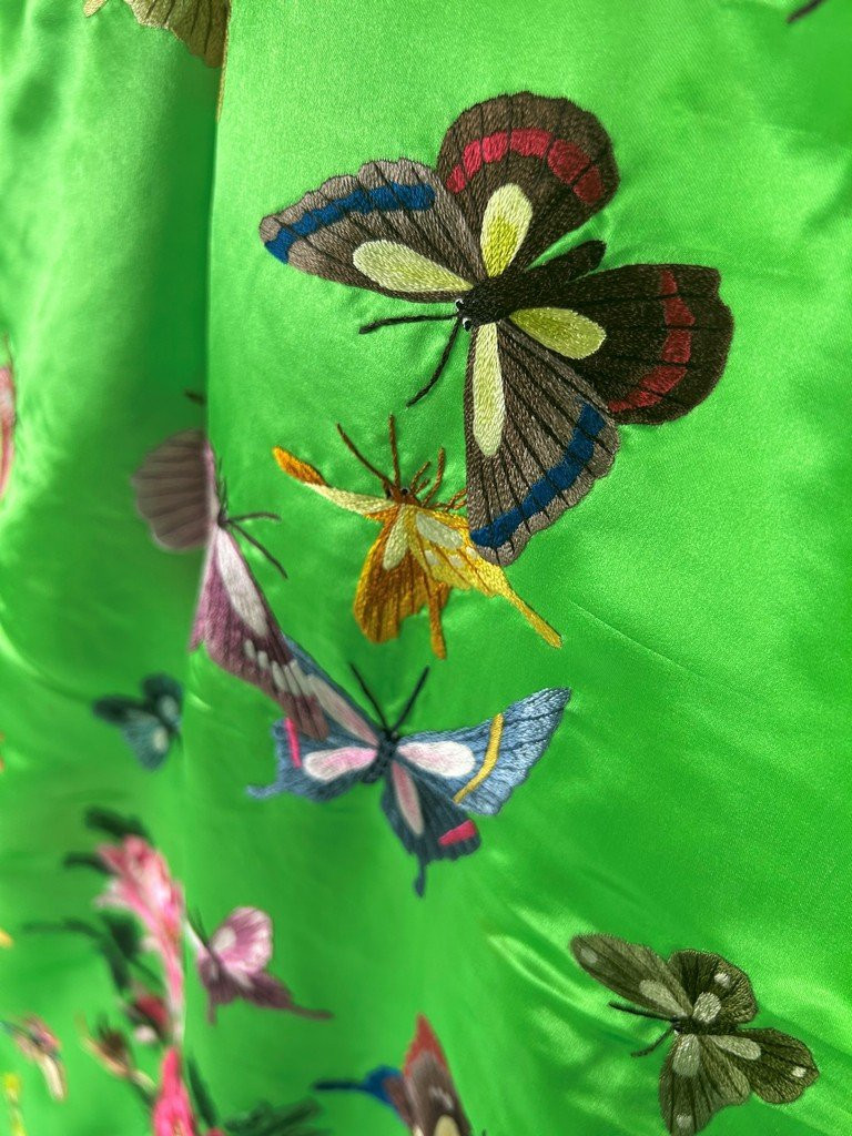 Une tenture en satin brodé d'une nuée de papillons et de pivoines - Chine Circa 1970-photo-6