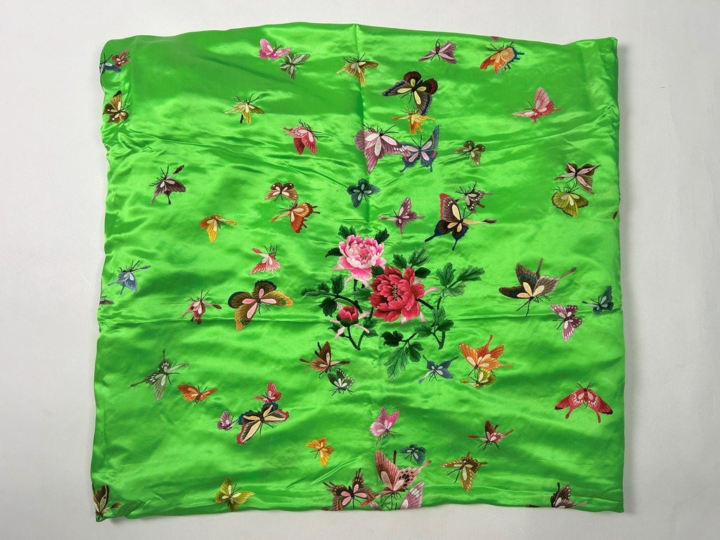 Une tenture en satin brodé d'une nuée de papillons et de pivoines - Chine Circa 1970-photo-7