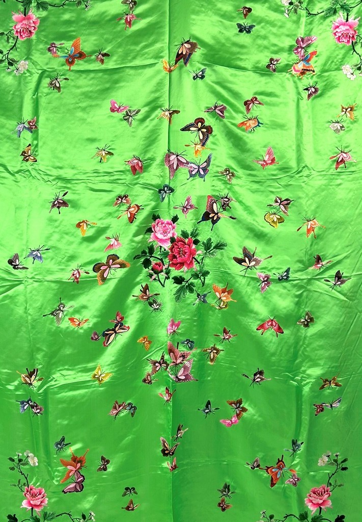 Une tenture en satin brodé d'une nuée de papillons et de pivoines - Chine Circa 1970