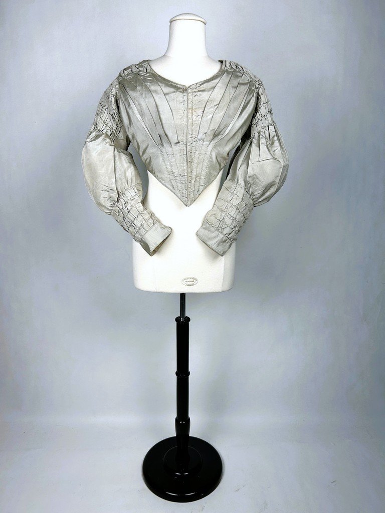 Un Caraco en faille de soie grise et manches à petit ballon - France Circa 1835-1840-photo-3