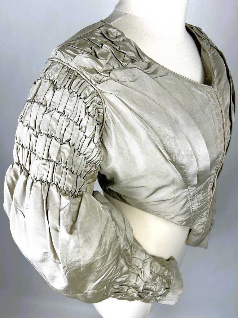 Un Caraco en faille de soie grise et manches à petit ballon - France Circa 1835-1840-photo-2