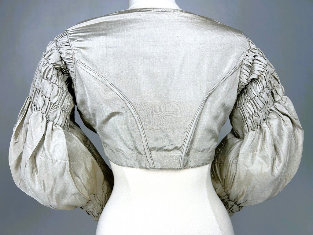 Un Caraco en faille de soie grise et manches à petit ballon - France Circa 1835-1840-photo-4