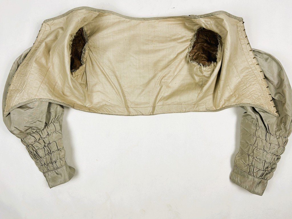 Un Caraco en faille de soie grise et manches à petit ballon - France Circa 1835-1840-photo-5