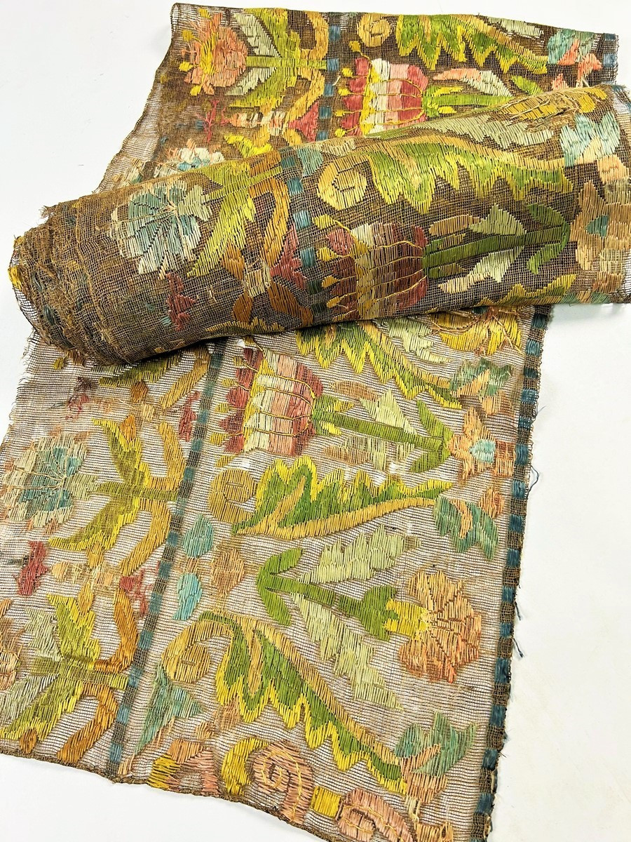 Bordures en broderie de Buratto, soie polychrome sur voile de lin - Italie XVIe-XVIIe siècle
