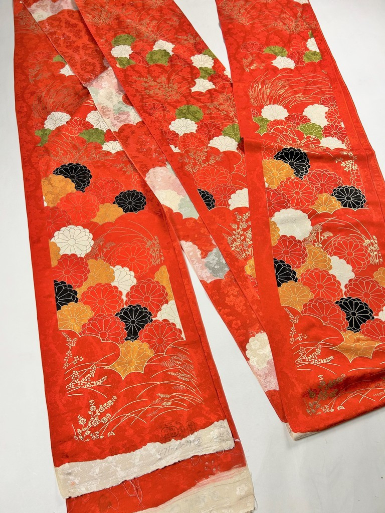 Métrage complet d'un damas de soie imprimé à l'or pour Kimono - Japon Circa 1950-1960