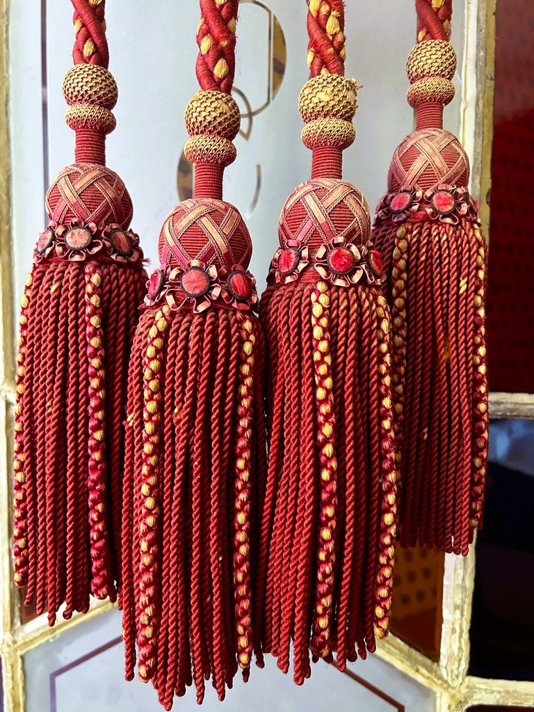 Une savante Paire d'Embrases En passementerie de soie framboise - Empire Vers 1860-photo-2