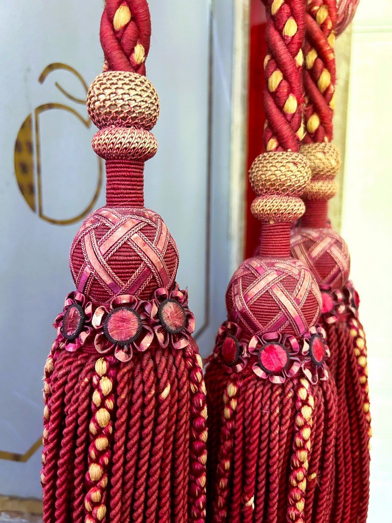 Une savante Paire d'Embrases En passementerie de soie framboise - Empire Vers 1860-photo-3