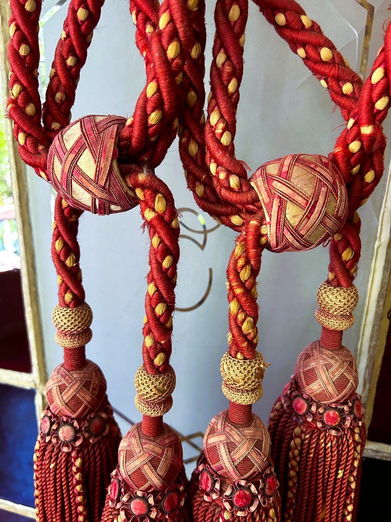 Une savante Paire d'Embrases En passementerie de soie framboise - Empire Vers 1860-photo-1