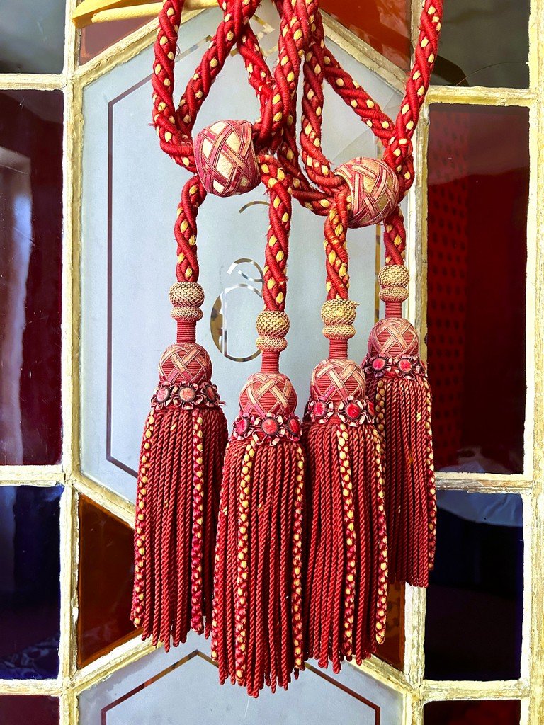 Une savante Paire d'Embrases En passementerie de soie framboise - Empire Vers 1860-photo-3