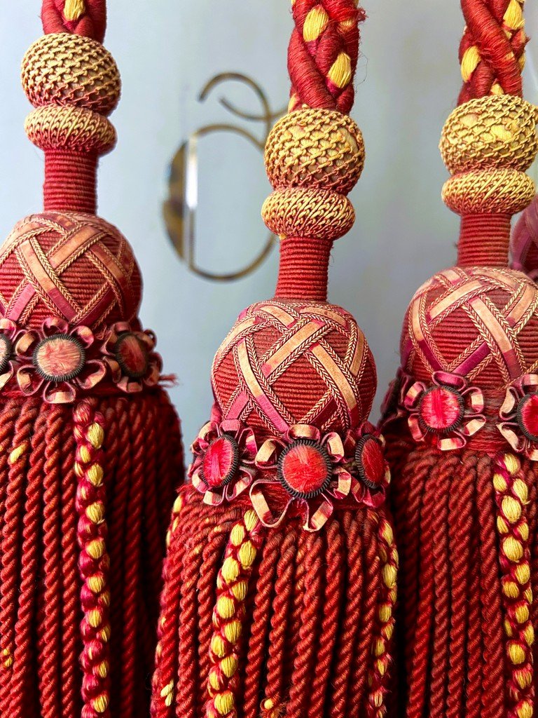 Une savante Paire d'Embrases En passementerie de soie framboise - Empire Vers 1860-photo-4