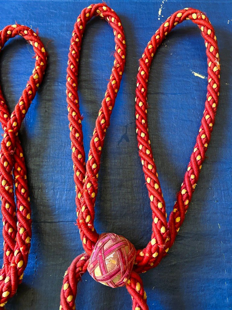 Une savante Paire d'Embrases En passementerie de soie framboise - Empire Vers 1860-photo-6