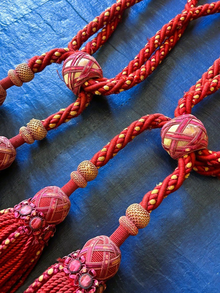 Une savante Paire d'Embrases En passementerie de soie framboise - Empire Vers 1860-photo-7