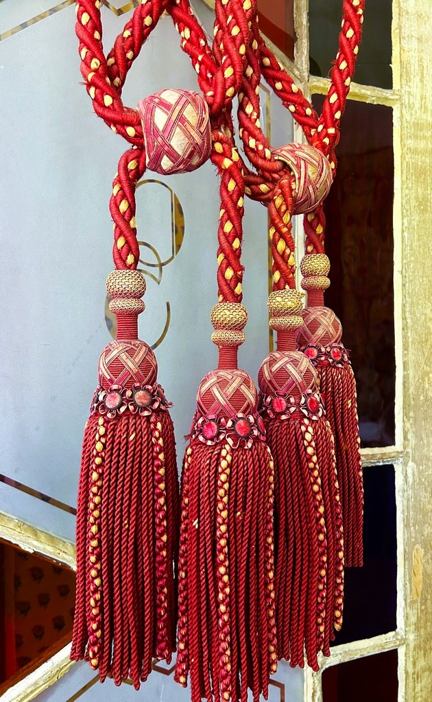 Une savante Paire d'Embrases En passementerie de soie framboise - Empire Vers 1860