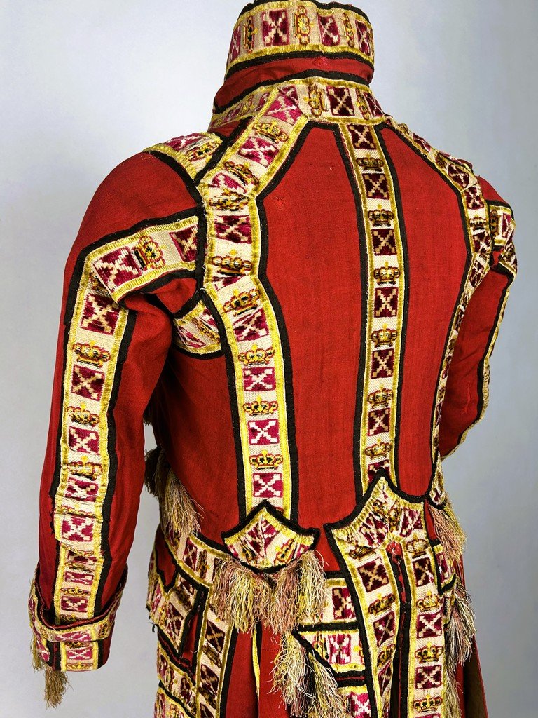 Grand Habit de Livrée princière en drap de laine rouge à rubans couronnés - Circa 1700-1750-photo-3