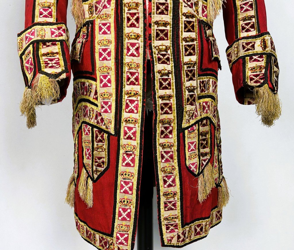 Grand Habit de Livrée princière en drap de laine rouge à rubans couronnés - Circa 1700-1750-photo-1