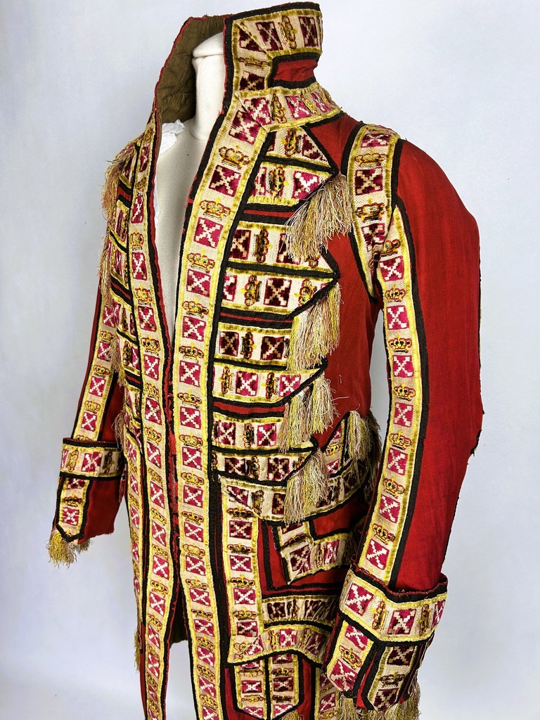 Grand Habit de Livrée princière en drap de laine rouge à rubans couronnés - Circa 1700-1750