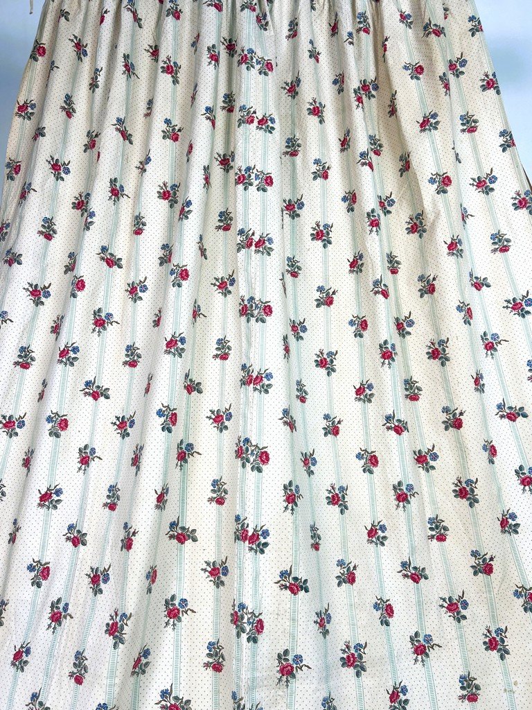Premier d'un Grand rideau en percale de coton imprimé de roses période Louis-Philippe C. 1850-photo-2