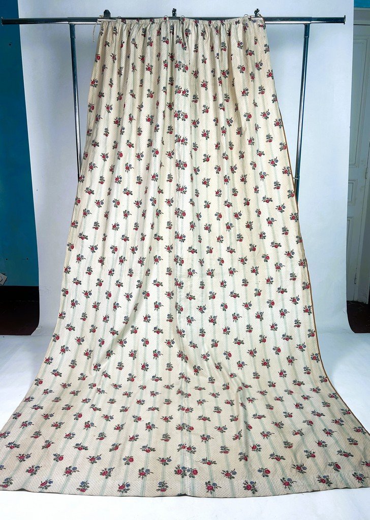 Premier d'un Grand rideau en percale de coton imprimé de roses période Louis-Philippe C. 1850-photo-3