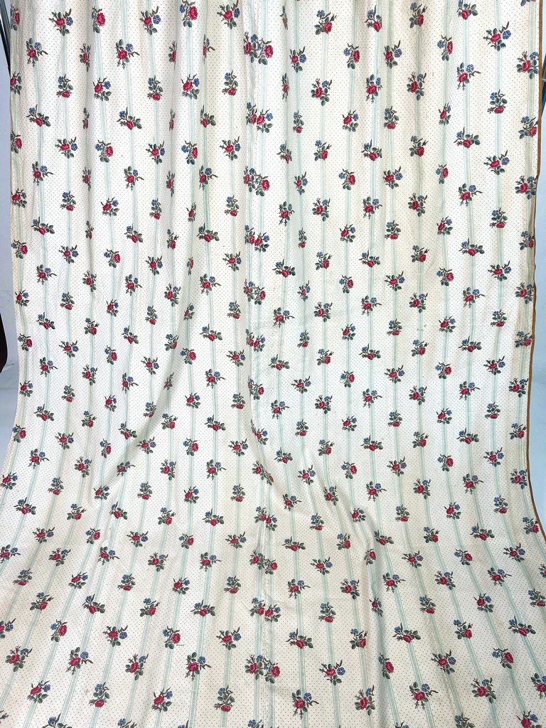 Premier d'un Grand rideau en percale de coton imprimé de roses période Louis-Philippe C. 1850-photo-4