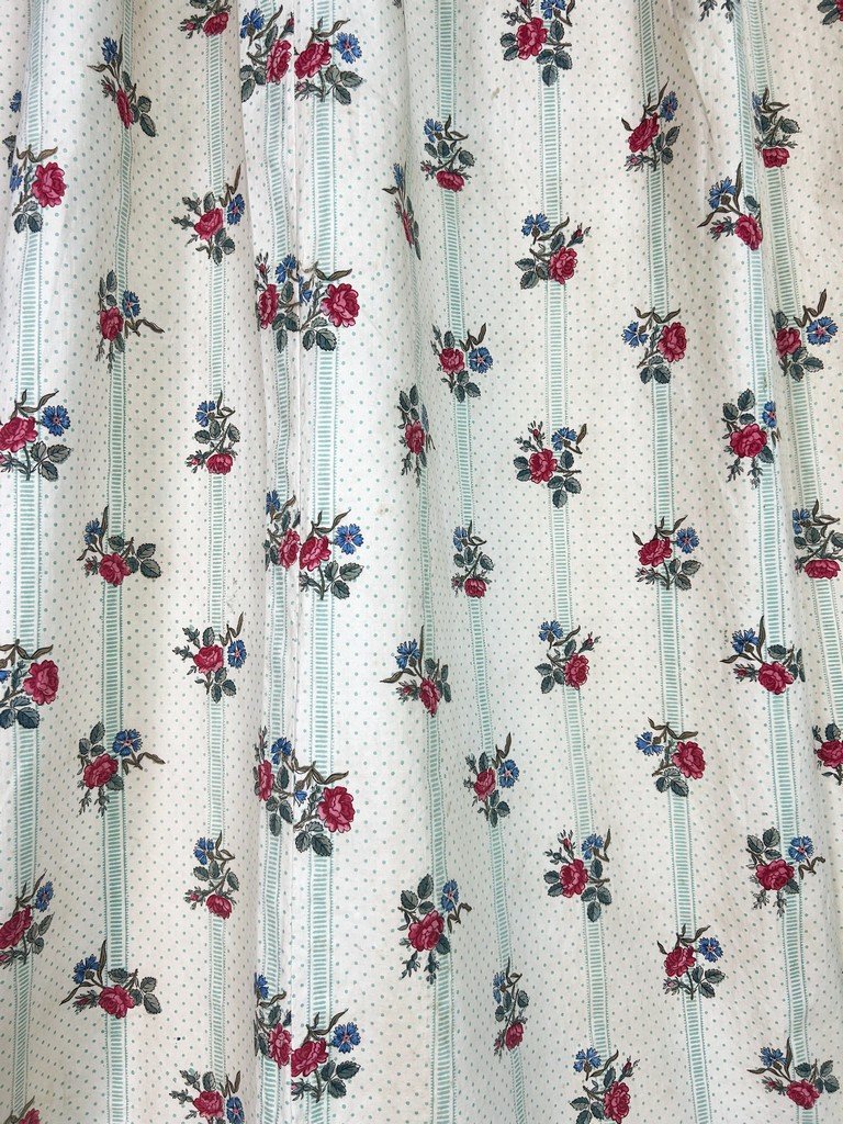 Premier d'un Grand rideau en percale de coton imprimé de roses période Louis-Philippe C. 1850-photo-2