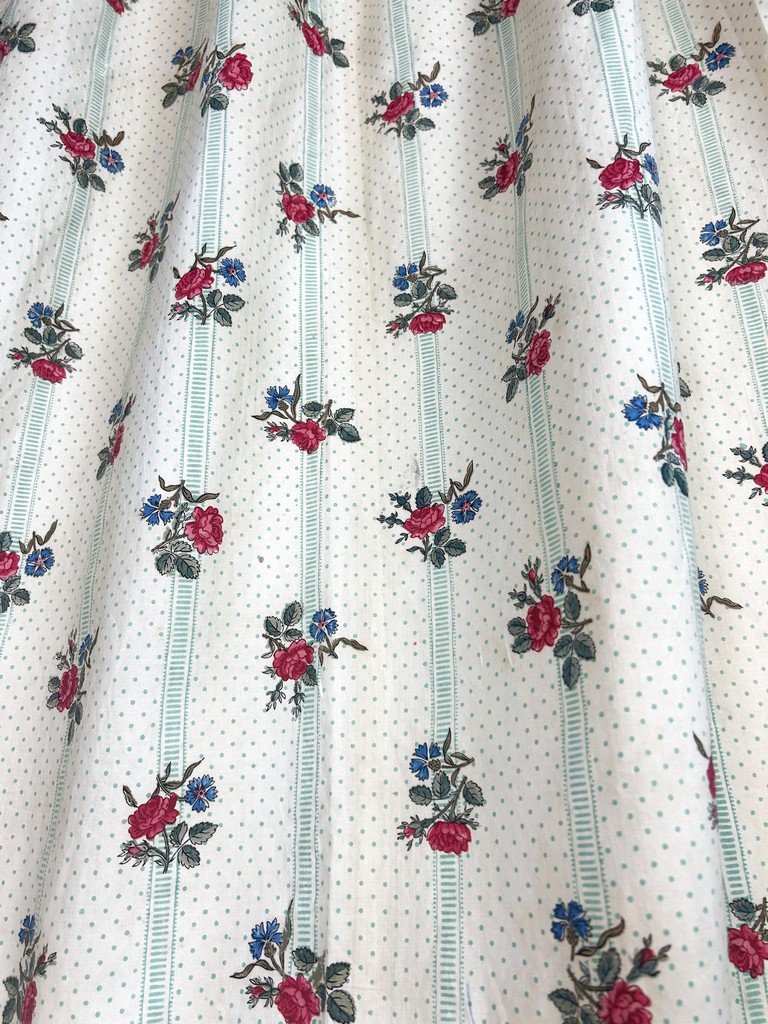 Premier d'un Grand rideau en percale de coton imprimé de roses période Louis-Philippe C. 1850-photo-3