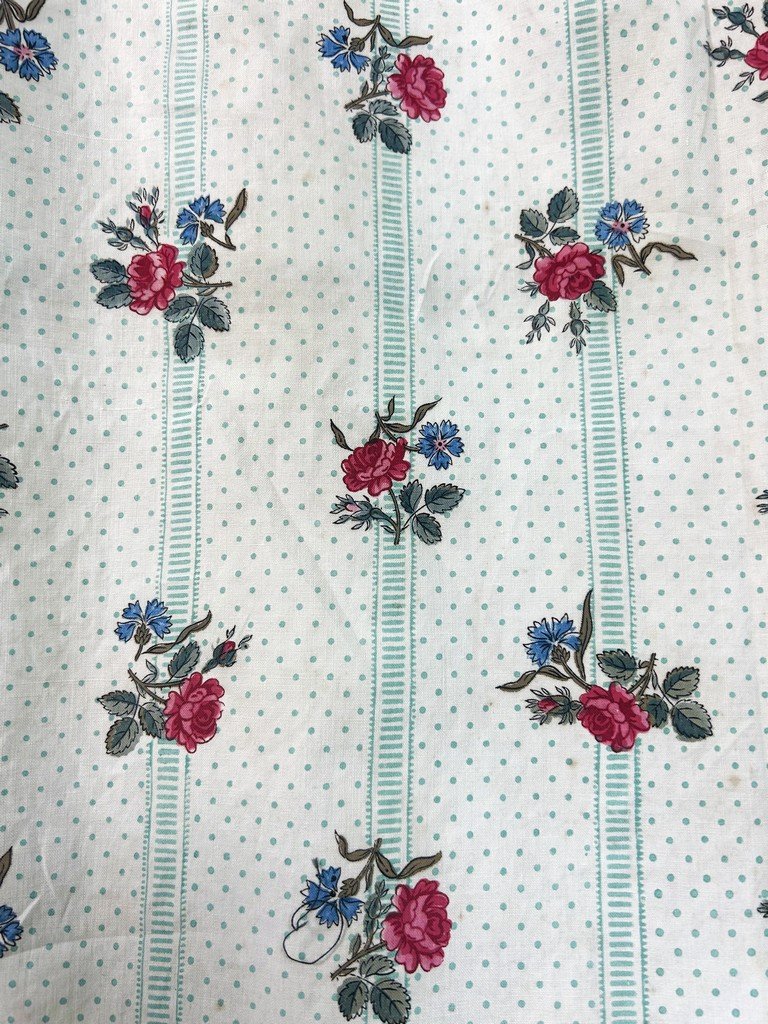 Premier d'un Grand rideau en percale de coton imprimé de roses période Louis-Philippe C. 1850-photo-4