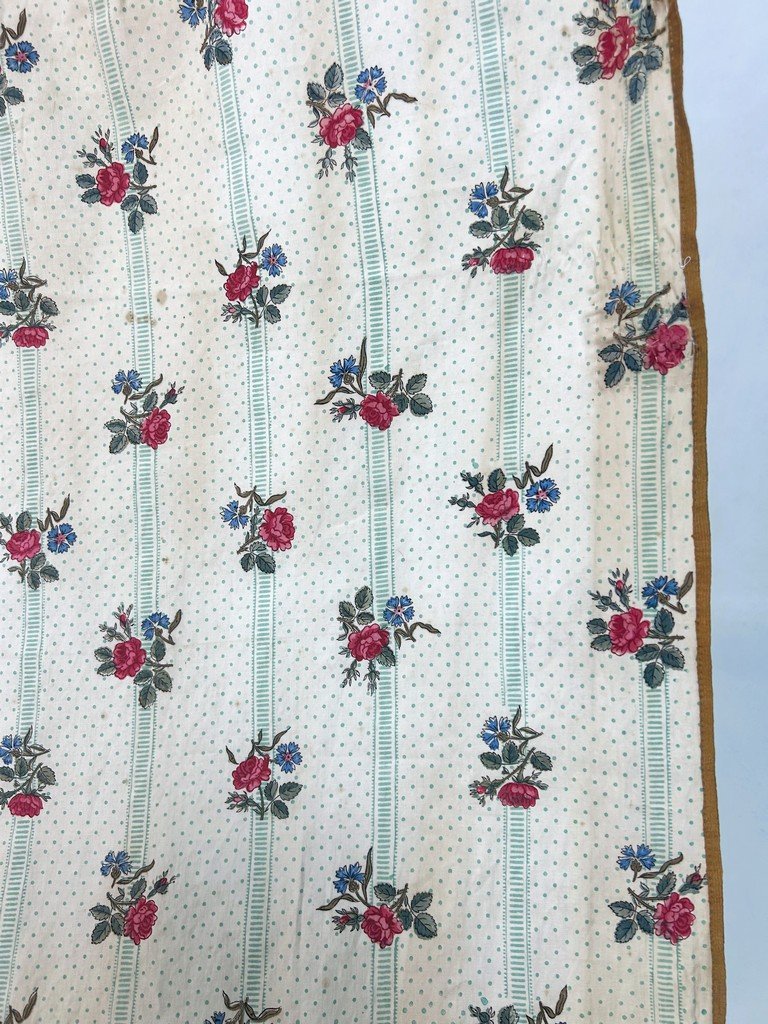 Premier d'un Grand rideau en percale de coton imprimé de roses période Louis-Philippe C. 1850-photo-5