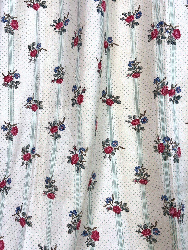 Premier d'un Grand rideau en percale de coton imprimé de roses période Louis-Philippe C. 1850-photo-6