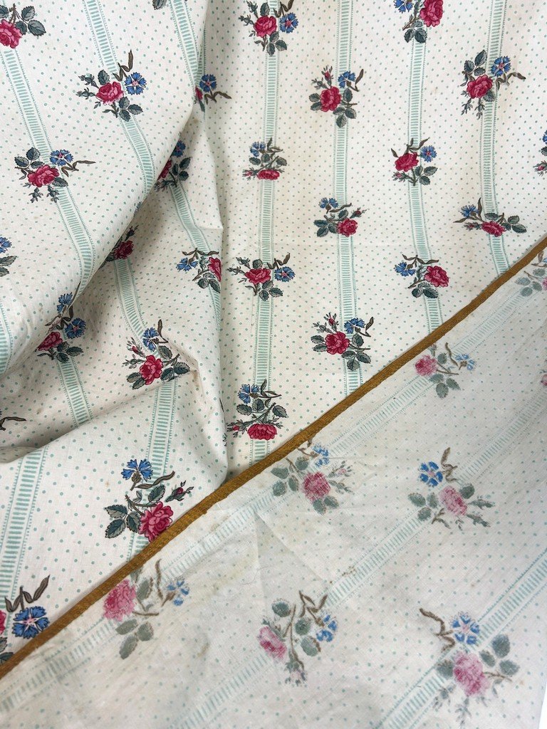 Premier d'un Grand rideau en percale de coton imprimé de roses période Louis-Philippe C. 1850-photo-7
