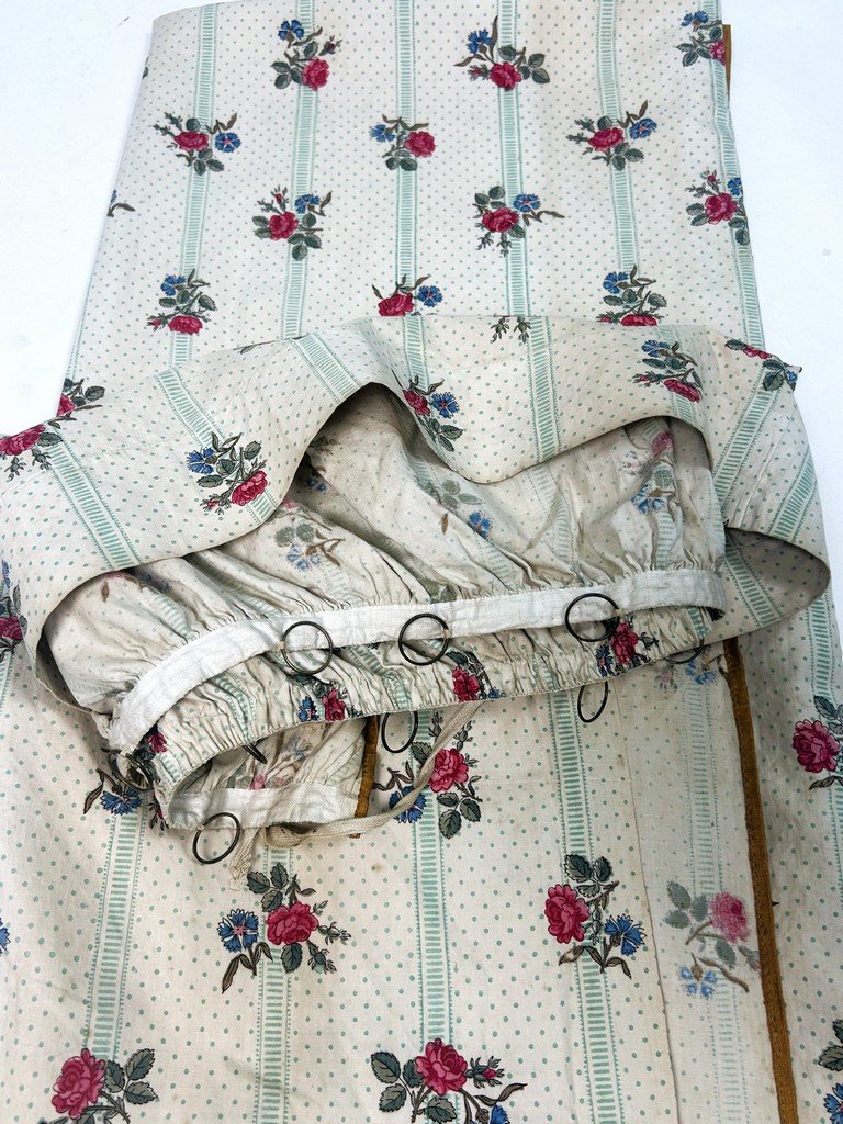 Premier d'un Grand rideau en percale de coton imprimé de roses période Louis-Philippe C. 1850-photo-8