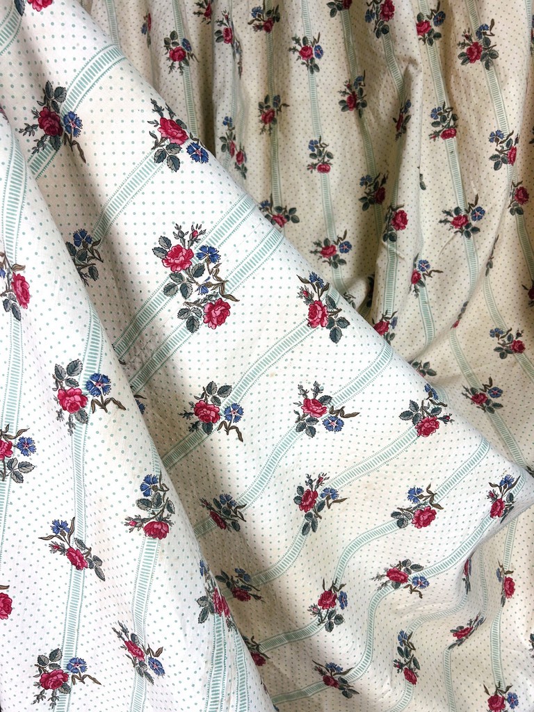 Premier d'un Grand rideau en percale de coton imprimé de roses période Louis-Philippe C. 1850