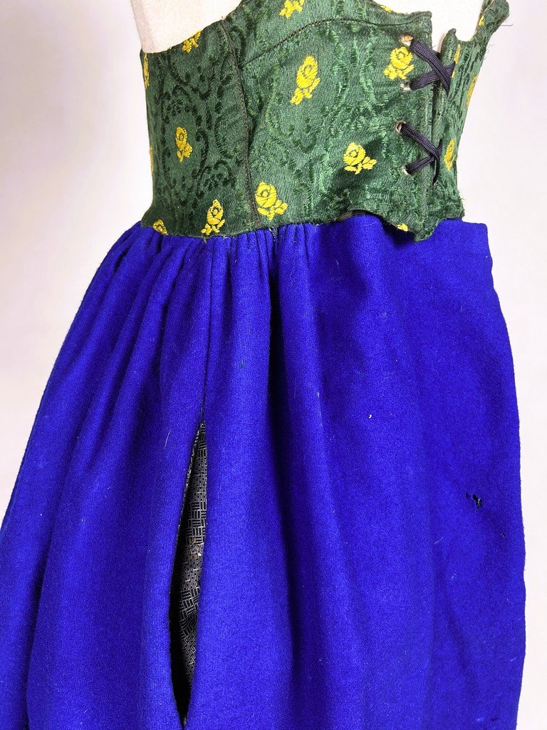  Une robe alsacienne en drap de laine bleu et corset de soie Circa 1900-1920-photo-2