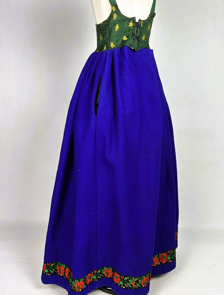  Une robe alsacienne en drap de laine bleu et corset de soie Circa 1900-1920