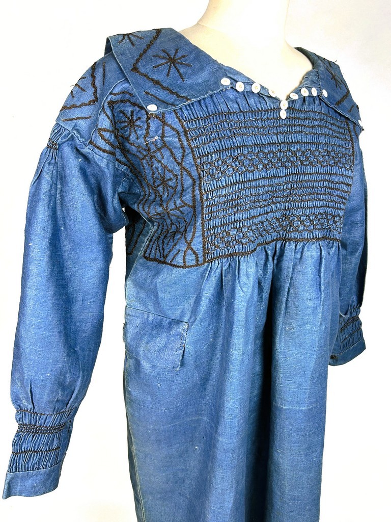 A Blouse Dress In Glazed And Smocked Indigo Linen - England, Edwardian Period, Late 19th Century