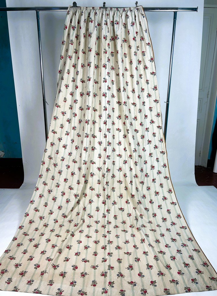 Deuxième d'un Grand rideau en percale de coton imprimé de roses - France Circa 1850-photo-2