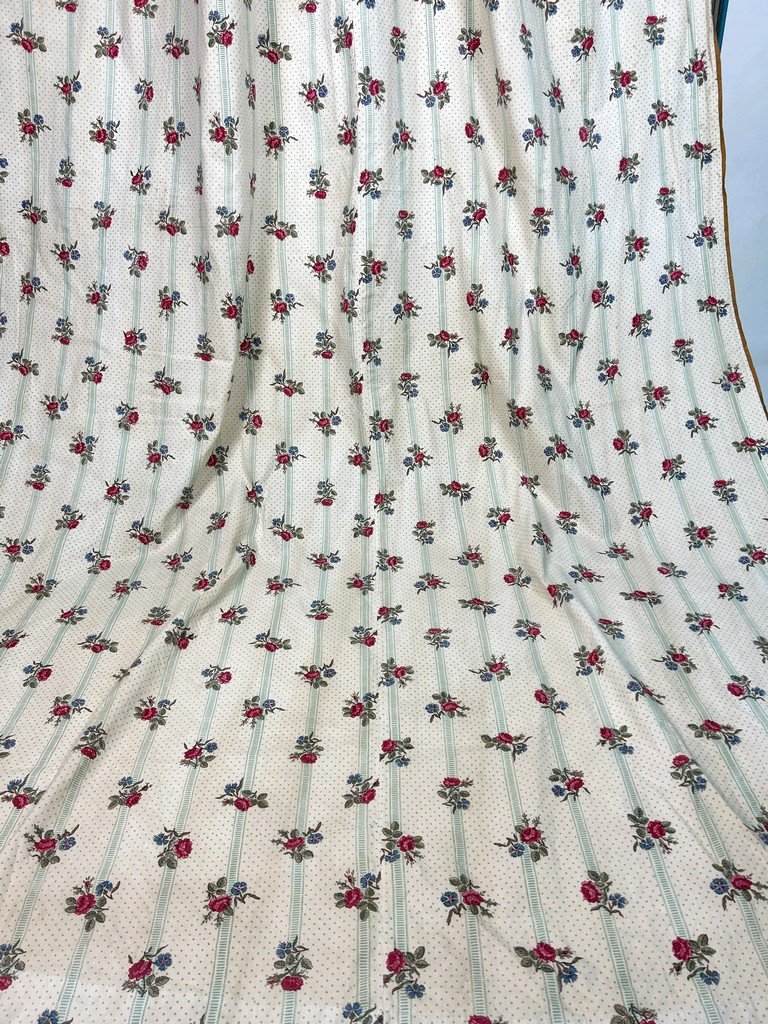Deuxième d'un Grand rideau en percale de coton imprimé de roses - France Circa 1850-photo-3