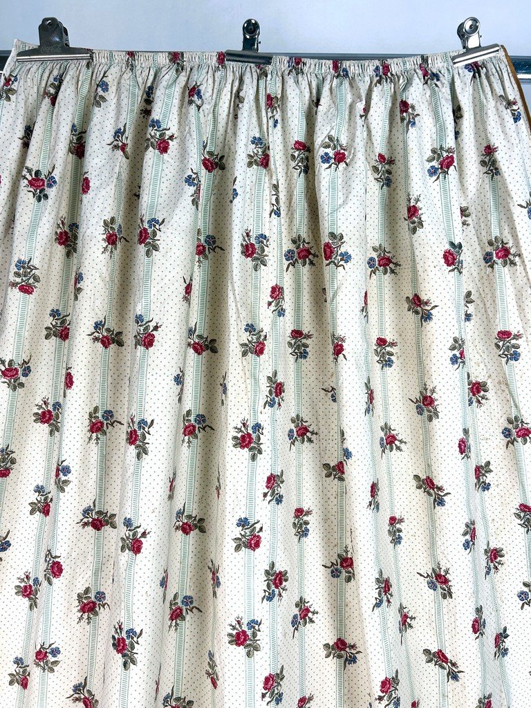Deuxième d'un Grand rideau en percale de coton imprimé de roses - France Circa 1850-photo-4