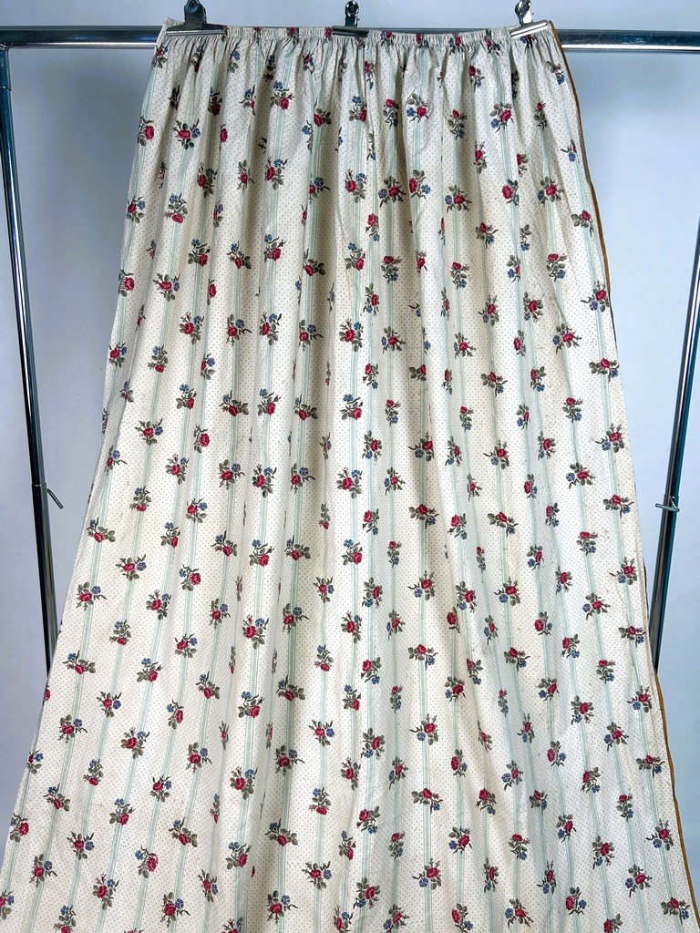 Deuxième d'un Grand rideau en percale de coton imprimé de roses - France Circa 1850-photo-1