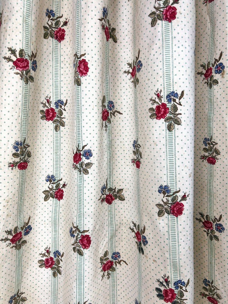 Deuxième d'un Grand rideau en percale de coton imprimé de roses - France Circa 1850-photo-2