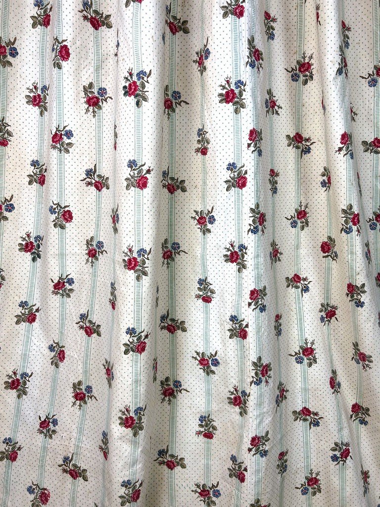 Deuxième d'un Grand rideau en percale de coton imprimé de roses - France Circa 1850-photo-3