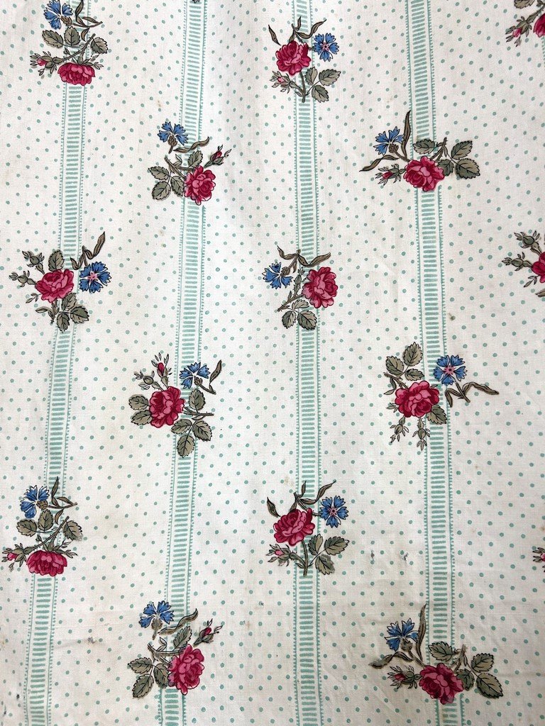 Deuxième d'un Grand rideau en percale de coton imprimé de roses - France Circa 1850-photo-4