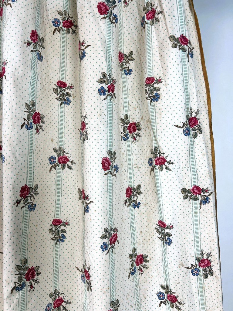 Deuxième d'un Grand rideau en percale de coton imprimé de roses - France Circa 1850-photo-5