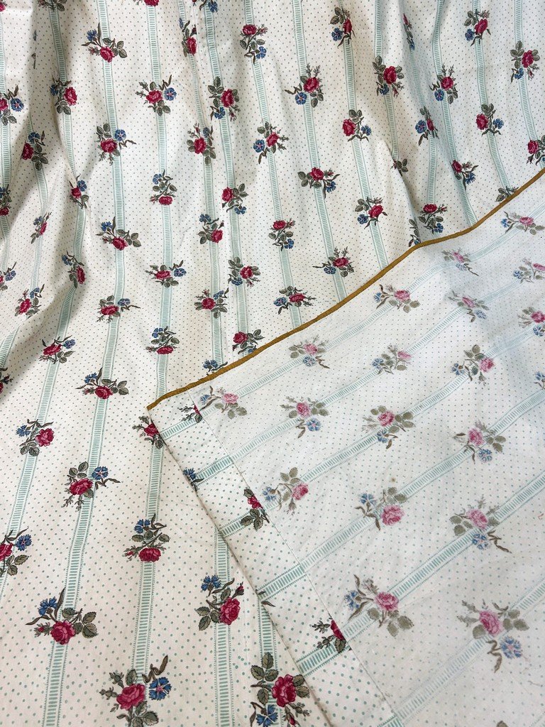 Deuxième d'un Grand rideau en percale de coton imprimé de roses - France Circa 1850-photo-6