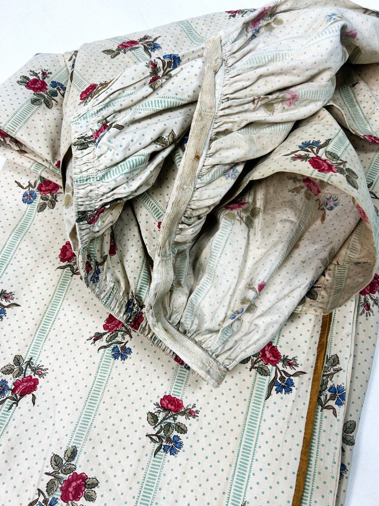 Deuxième d'un Grand rideau en percale de coton imprimé de roses - France Circa 1850-photo-7
