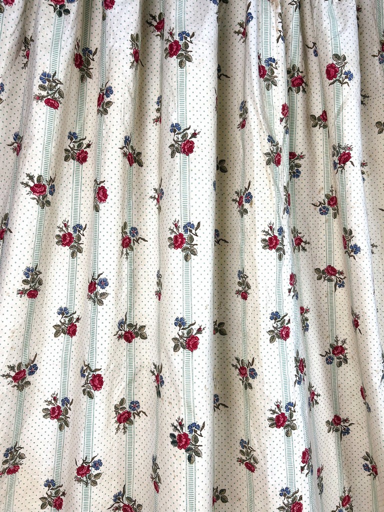 Deuxième d'un Grand rideau en percale de coton imprimé de roses - France Circa 1850