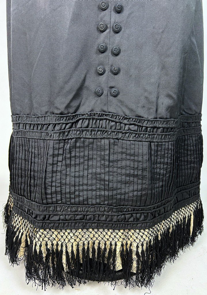 Robe en ottoman de soie noire et dentelle dans le goût de Paul Poiret - France Circa 1910-photo-1